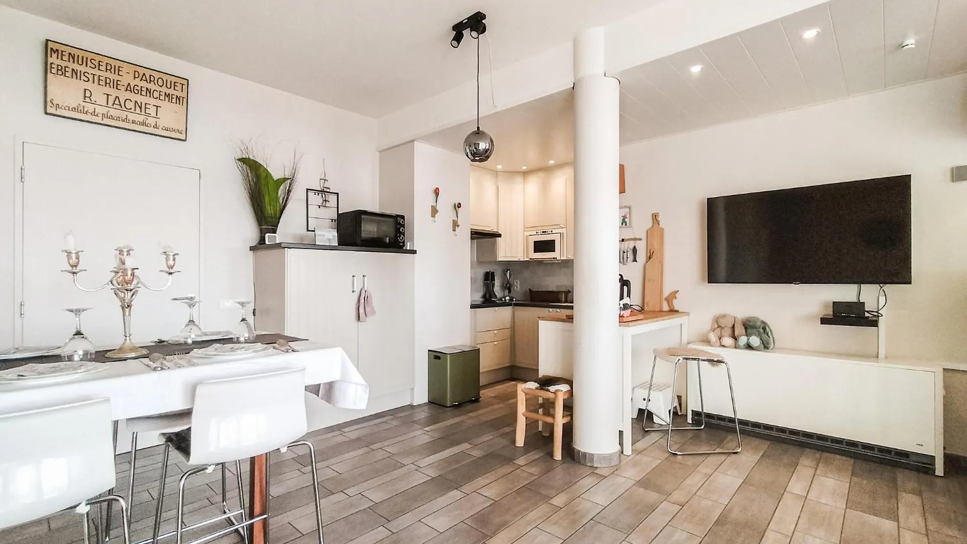 1 Bedroom Beach Front Apartment In Oostende